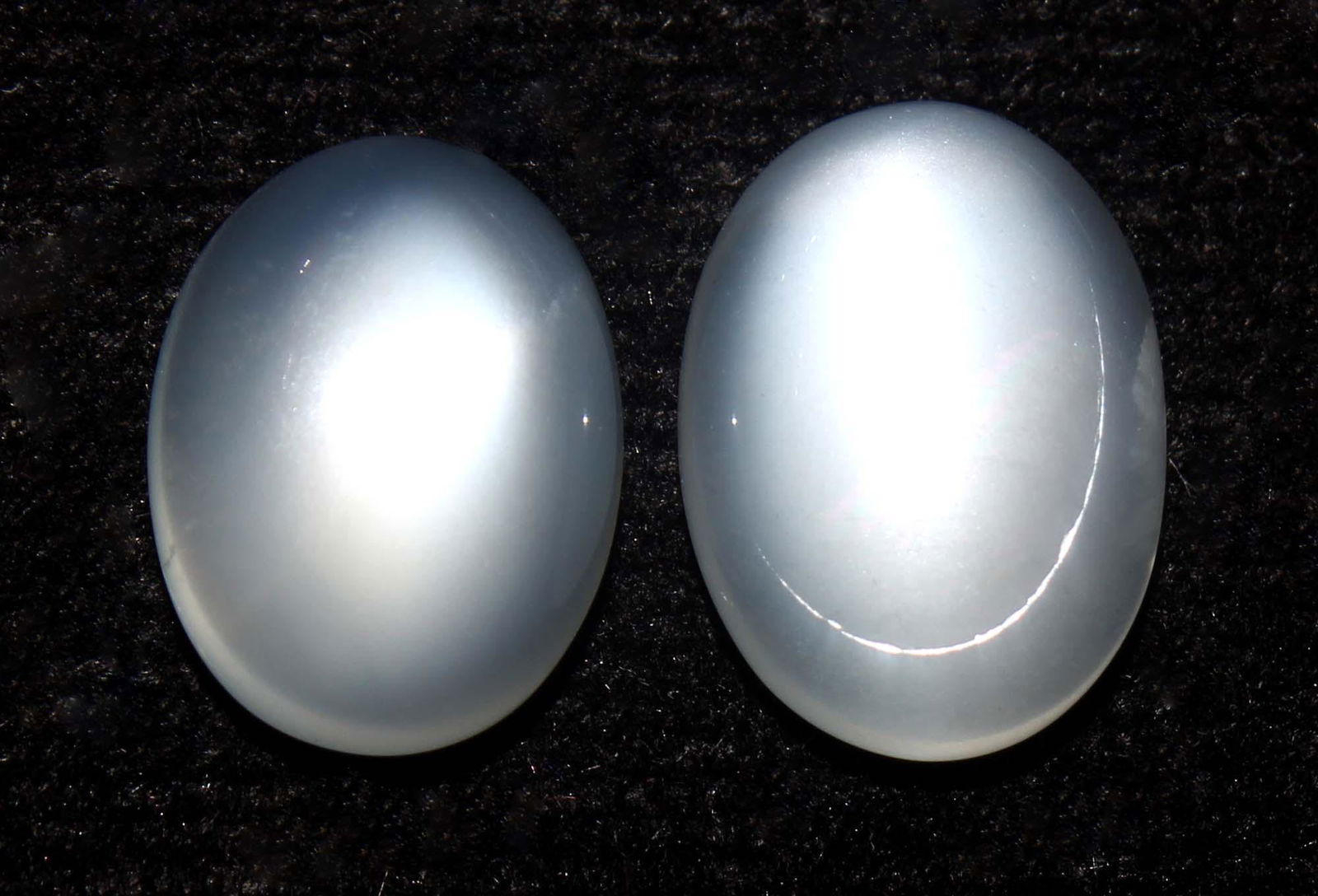 9.33 Cts Natural Moonstone Lot: No Reserve! Title: 9.33 Cts Natural Moonstone Lot Additional Information: Gemstone : Natural Moonstone Shape and cut : Oval Cabochon Weight : 9.33 carats Measurements : 12x9 mm Number Of Stone : 2 Col