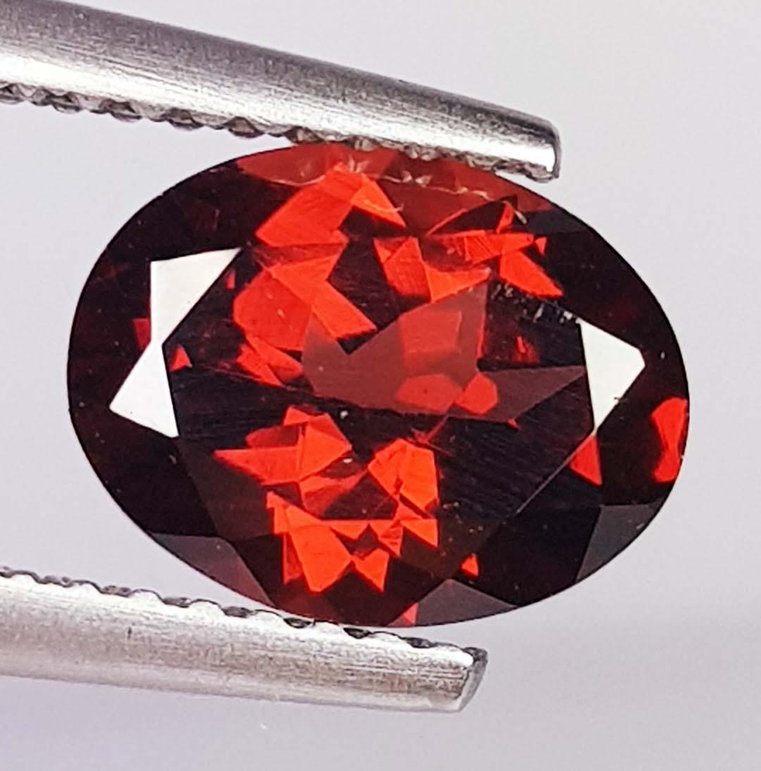 2.02 Ctz Natural Almandite Garnet: No Reserve! Title: 2.02 Ctz Natural Almandite Garnet Color/Clarity: Orange Red / VVS Gemstones: Garnet Carat Weights: 2.02 8.80 x 6.80 x 4.40 Additional Information: Oval / Nigeria Shipping: Domestic: