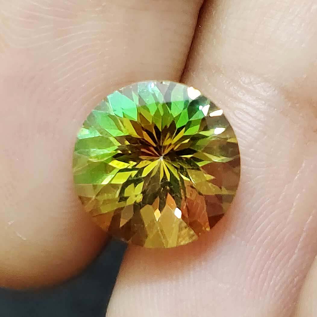 3.92 ct Mango Magic Topaz-Top Grade: No Reserve! Title: 3.92 ct Mango Magic Topaz-Top Grade Additional Information: Gemstones: Mystic Topaz Carat Weights: 3.92 ct Size/Dimensions: 10 X 10 mm Treatment: Coated Materials & Techniques: Topa