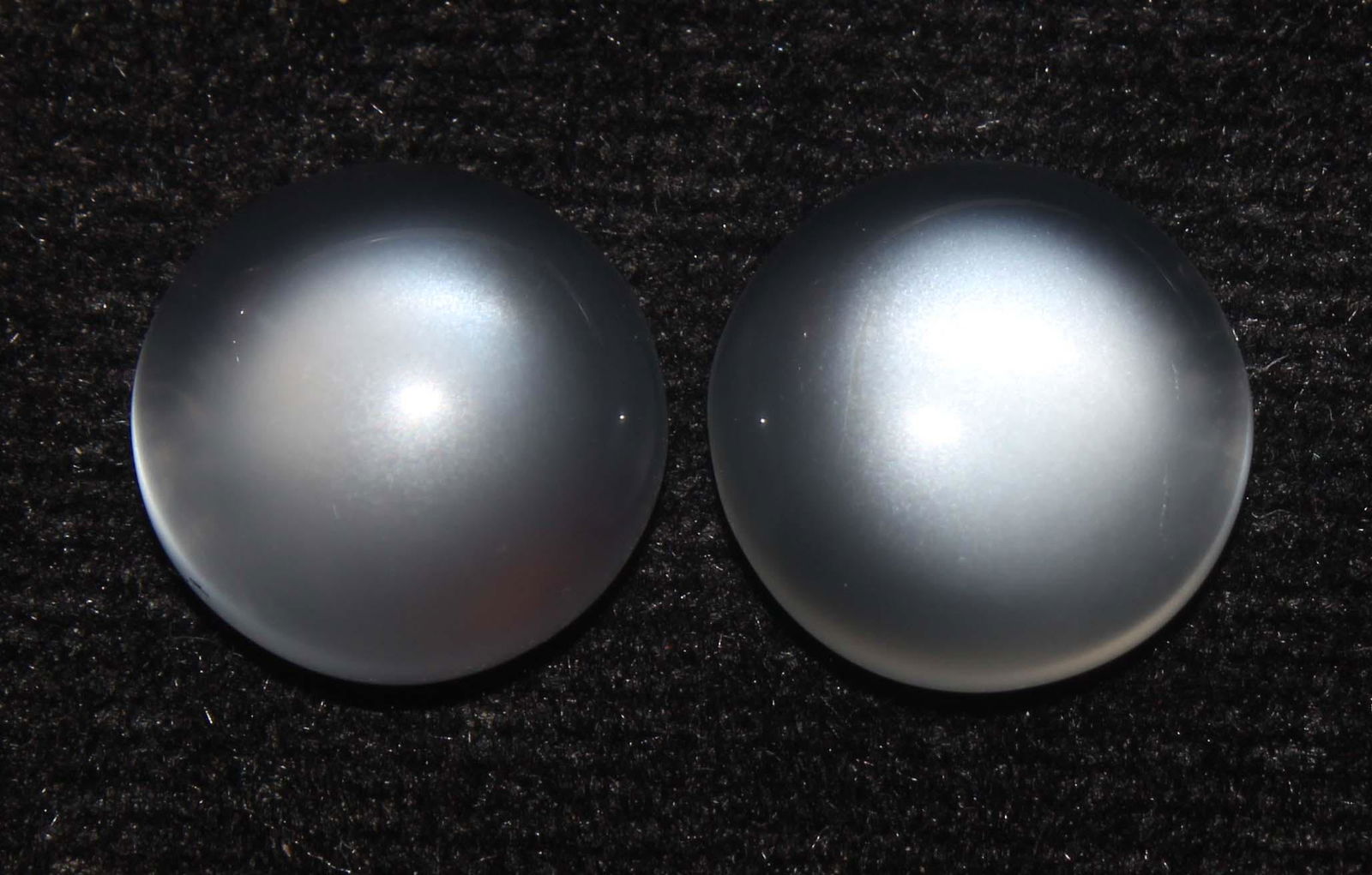 7.70 Cts Natural Moonstone Lot: No Reserve! Title: 7.70 Cts Natural Moonstone Lot Additional Information: Gemstone : Natural Moonstone Shape and cut : Round Cabochon Weight : 7.70 Carats Measurements : 10.87x10.75x3.95mm ,10.57x10.5