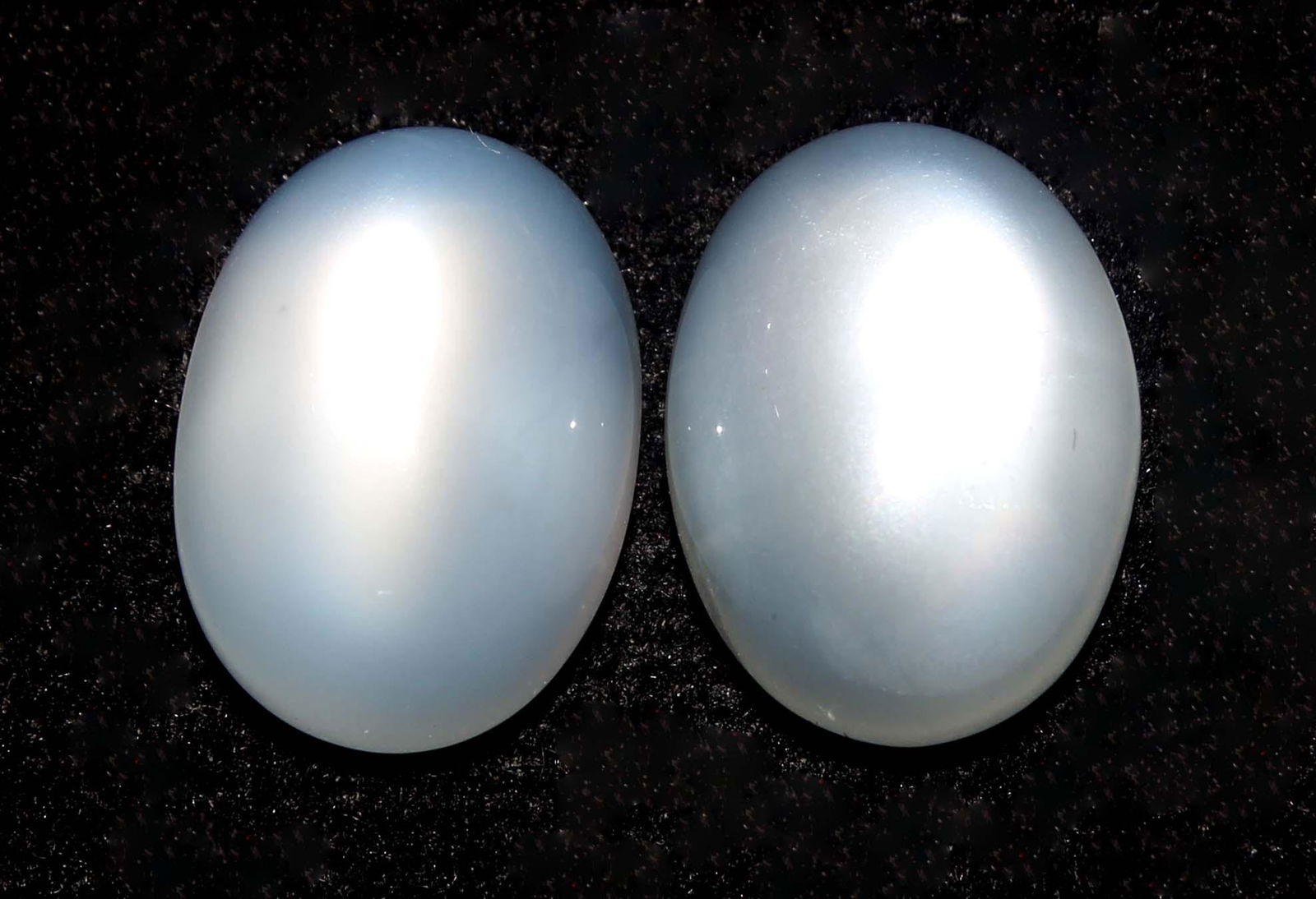 11.09 Cts Natural Moonstone Lot: No Reserve! Title: 11.09 Cts Natural Moonstone Lot Additional Information: Gemstone : Natural Moonstone Shape and cut : Oval Cabochon Weight : 11.09 Carats Measurements : 13.32x9.89x5.15 mm ,13.38x9.6