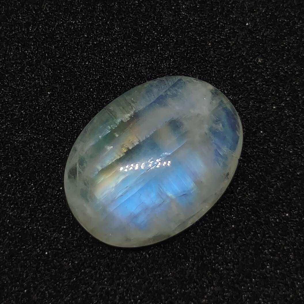 4.65 ct Natural White Rainbow Moonstone: No Reserve! Title: 4.65 ct Natural White Rainbow Moonstone Additional Information: Gemstones: Rainbow Moonstone Carat Weights: 4.65 ct Size/Dimensions:13 X 10 X 5 mm Origin : India Materials & Techniq