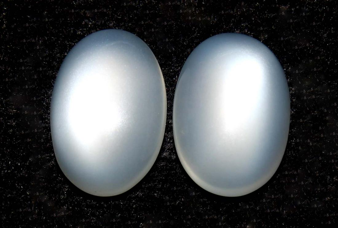 6.81 Cts Natural Moonstone Lot: No Reserve! Title: 6.81 Cts Natural Moonstone Lot Additional Information: Gemstone : Natural Moonstone Shape and cut : Oval Cabochon Weight : 6.81 Carats Measurements : 12.23x8.34x4.17mm , 12.11x10.36
