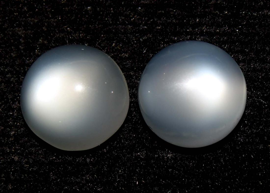 6.56 Cts Natural Moonstone Lot: No Reserve! Title: 6.56 Cts Natural Moonstone Lot Additional Information: Gemstone : Natural Moonstone Shape and cut : Round Cabochon Weight : 6.56 Carats Measurements : 9x9 mm Number Of Stone : 2 Col