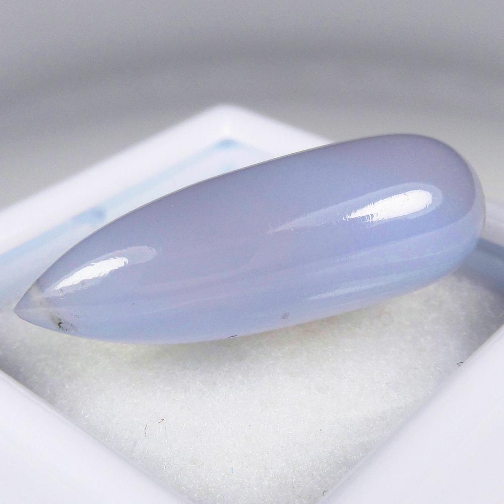 Natural Chalcedony - 10.64 Ct: No Reserve! Title: Natural Chalcedony - 10.64 Ct Origin: Brazil Weight: 10.64 Size/Dimensions: 21 x 8.1 x 8.1 mm Additional Information: Pieces : 1 No's / Shape : Pear Drop / Color : Ash / Clarity : T