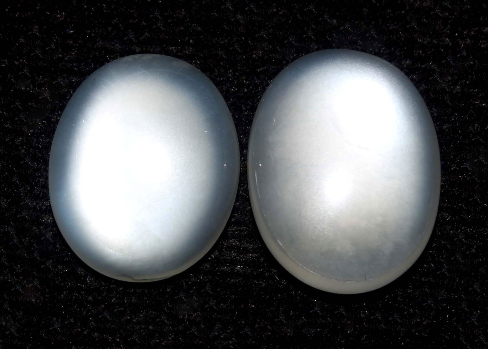 10.65 Cts Natural Moonstone Lot: No Reserve! Title: 10.65 Cts Natural Moonstone Lot Additional Information: Gemstone : Natural Moonstone Shape and cut : Oval Cabochon Weight : 10.65 carats Measurements : 14.82x11.40x4.57 mm , 13.86x1