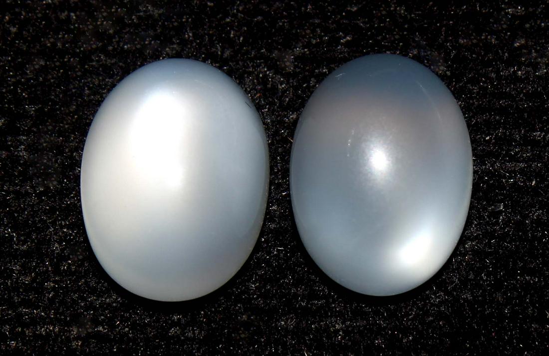 9.35 Cts Natural Moonstone Lot: No Reserve! Title: 9.35 Cts Natural Moonstone Lot Additional Information: Gemstone : Natural Moonstone Shape and cut : Oval Cabochon Weight : 9.35 Carats Measurements : 11.53x8.64x6.09 mm ,11.40x8.43x