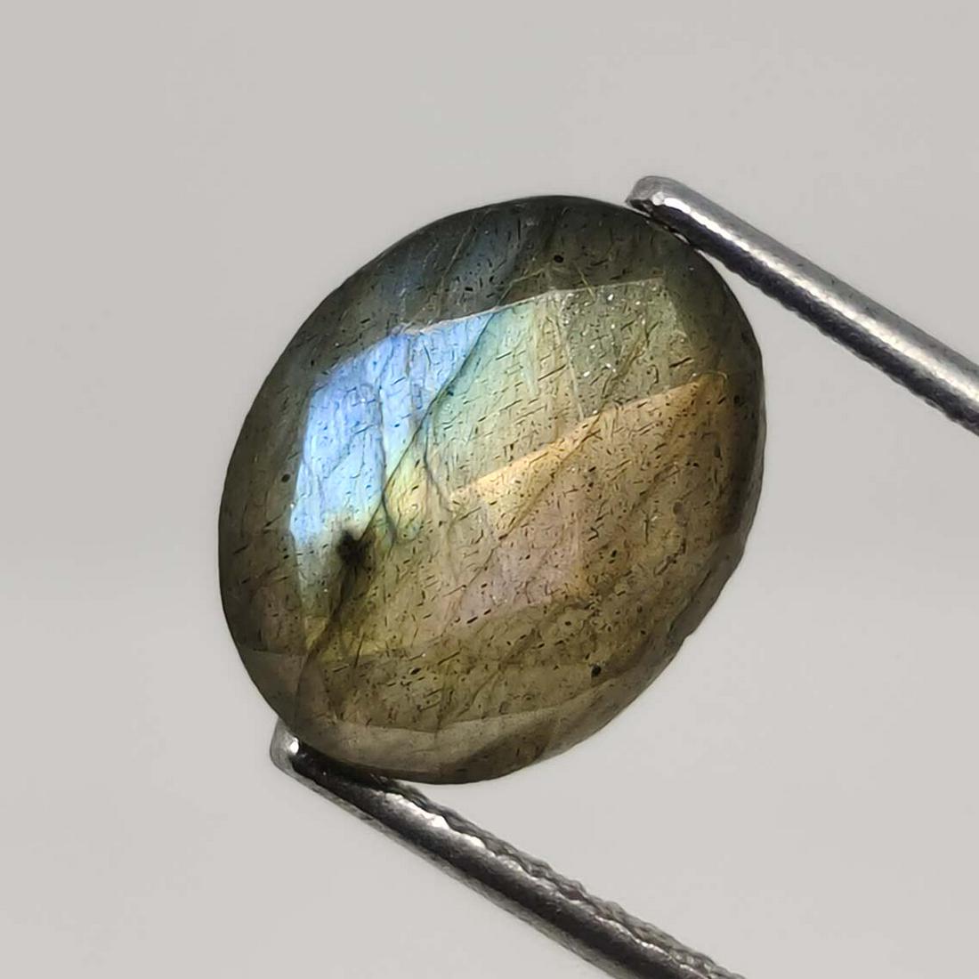 3.65 ct Natural Faceted Labradorite: No Reserve! Title: 3.65 ct Natural Faceted Labradorite Additional Information: Gemstones: Labradorite Carat Weights: 3.65 ct Size/Dimensions: 11 X 9 mm Origin : Labrador Materials & Techniques: Labrad