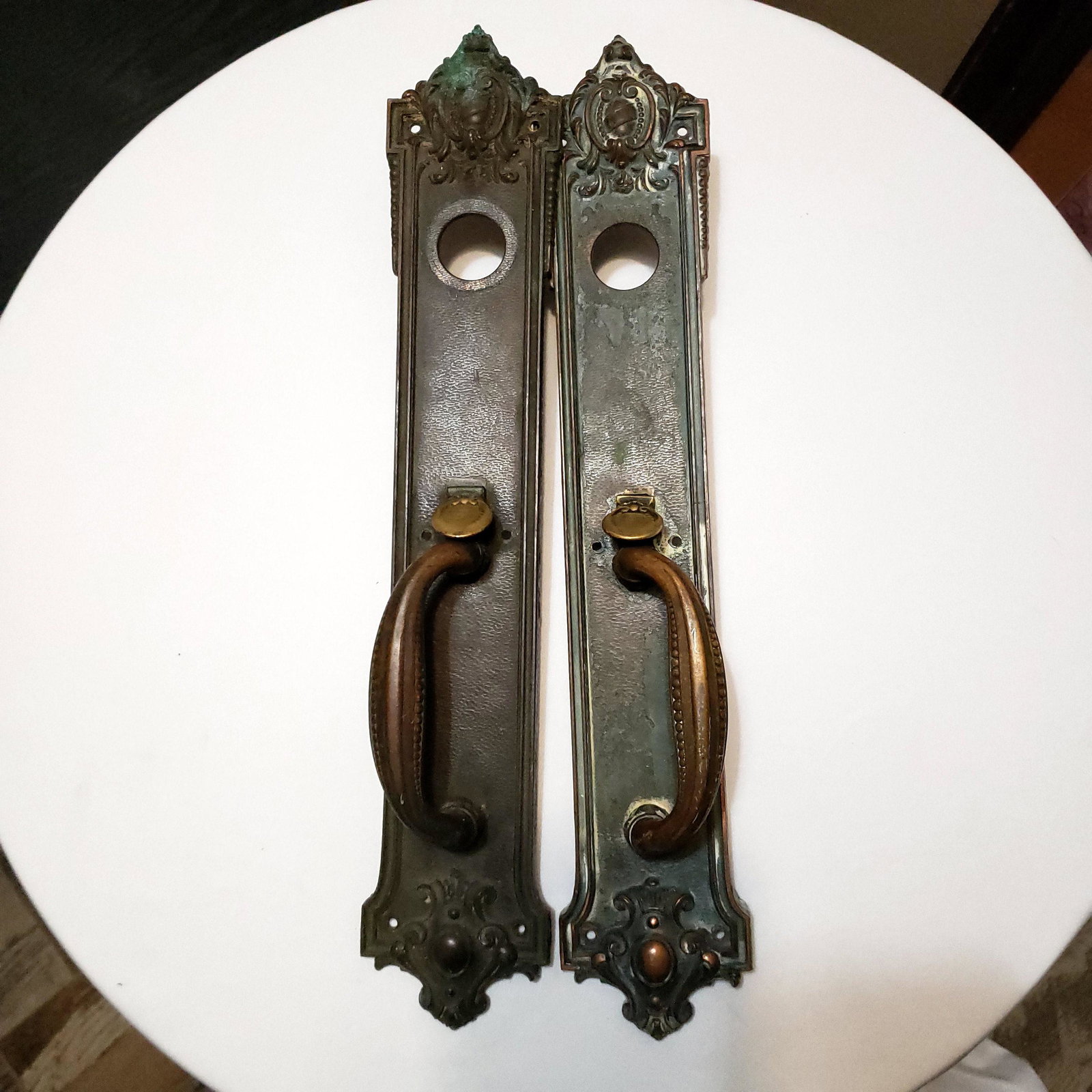Pair Antique Hardware Front Door Knob Neoclassical Bronze Copper Brass Backplate Oporto: Vintage from the 1900s Materials: bronze, metal, brass Description Pair Antique Hardware Door Knob Neoclassical Bronze Copper or Brass Backplate Breton In good condition, heavy tarnish believe this is