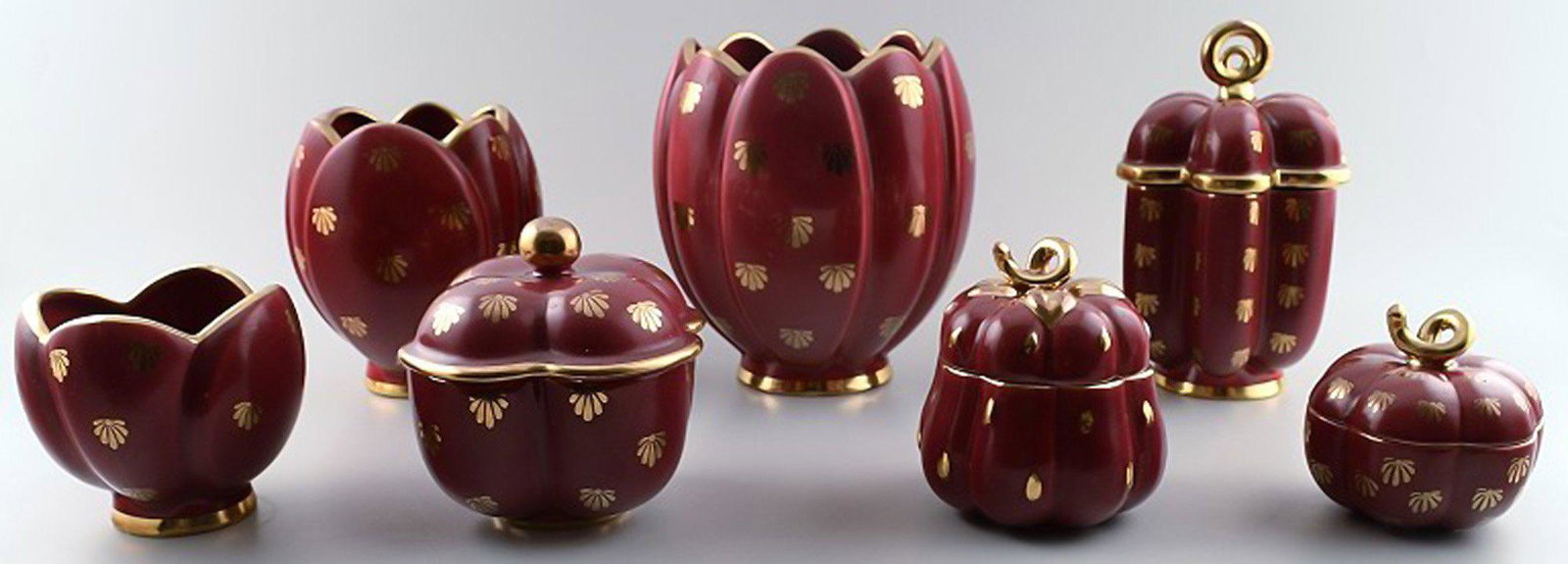 Collection of 'Red Rubin' ceramics with red glaze, gilded, Upsala-Ekeby, Gefle. Design Arthur Percy.: Collection of 'Red Rubin' ceramics with red glaze, gilded, Upsala-Ekeby, Gefle. Design Arthur Percy. Consisting of three vases and four lidded vases. The largest vase measures 14 x 17 cm. In perfect c
