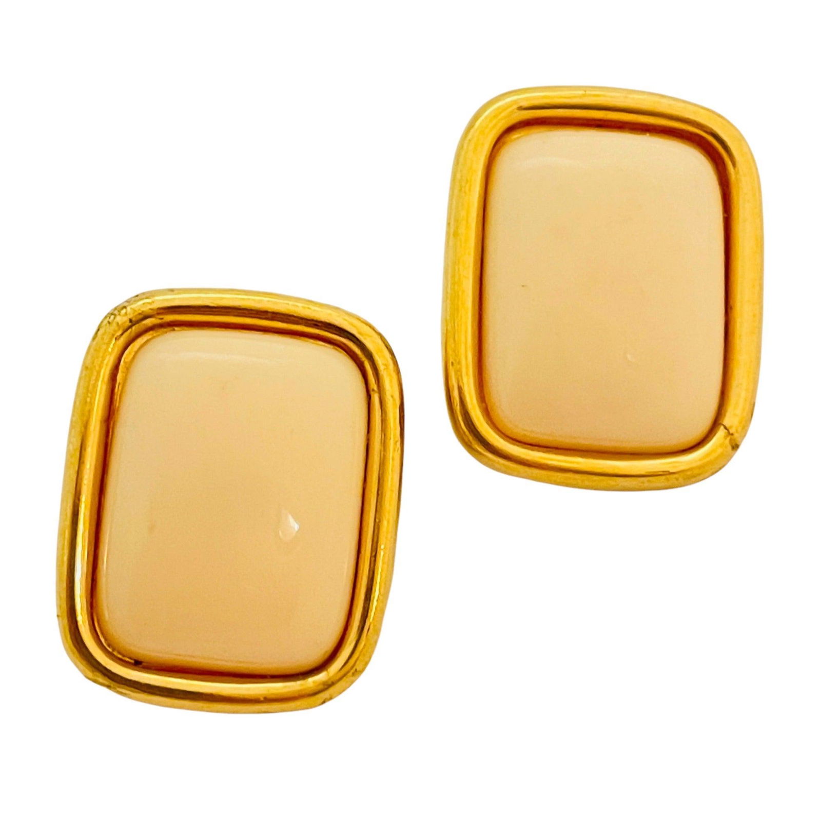Vintage MONET gold lucite designer runway clip on earrings: Details: Signed MONET gold tone with enamel vintage designer runway earrings MEASUREMENTS: : 1" by 0.88" CONDITION: excellent vintage condition with minimal signs of wear Reserve: $56.00 Shipping: Dom
