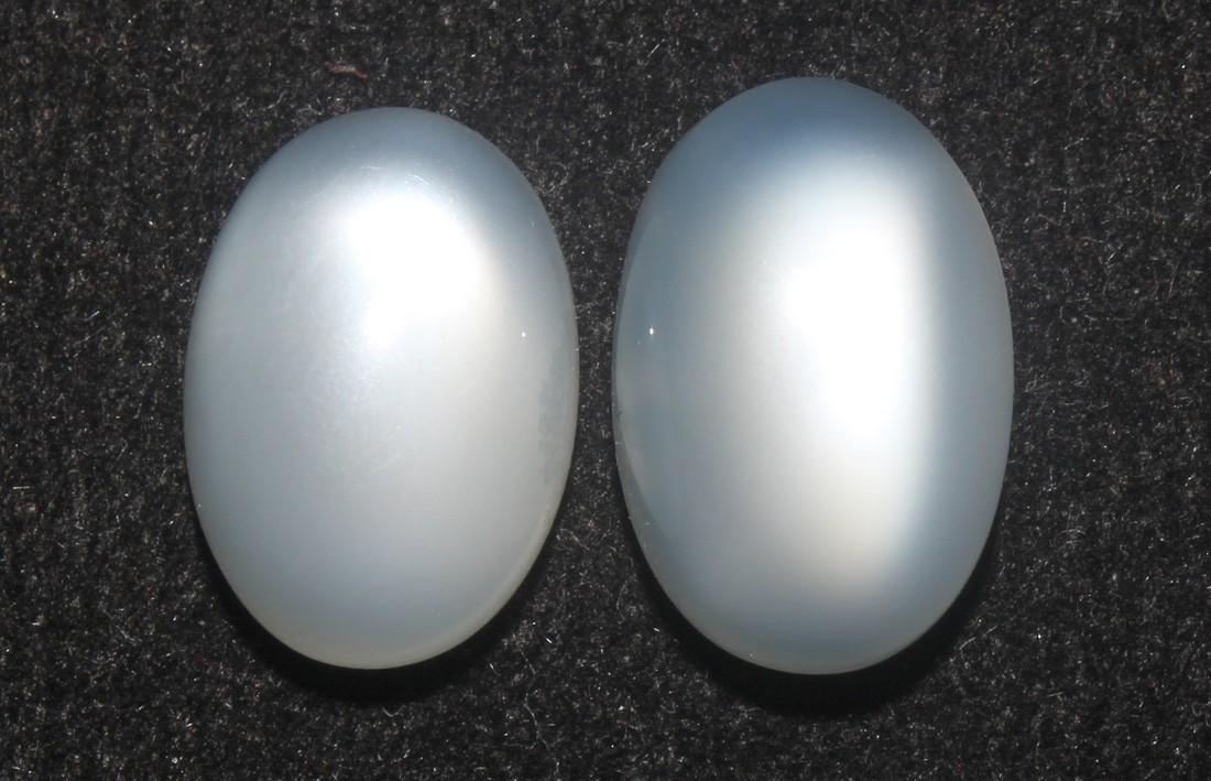 8.69 Cts Natural Moonstone Lot: No Reserve! Gemstone : Natural Moonstone Shape : Oval Cabochon Weight : 8.69 carats Measurements : 11.87x 8.31x4.90 mm , 12.40x8.43x5.82 mm Color : White Number Of Stone : 2 Treatment : No truant Tran