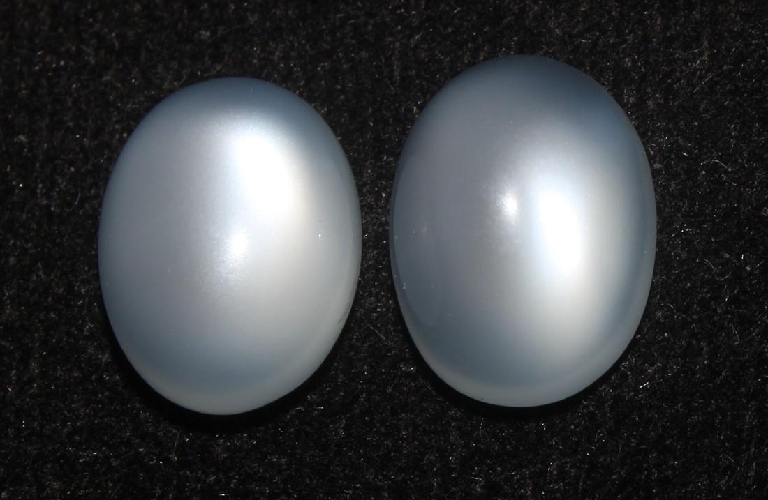 7.71 Cts Natural Moonstone: No Reserve! Gemstone : Natural Moonstone Shape : Oval Cabochon Weight : 7.71 carats Measurements : 11.54x8.64x5.41 mm , 11.11x8.50x5.19 mm Color : White Number Of Stone : 2 Treatment : No truant Trans