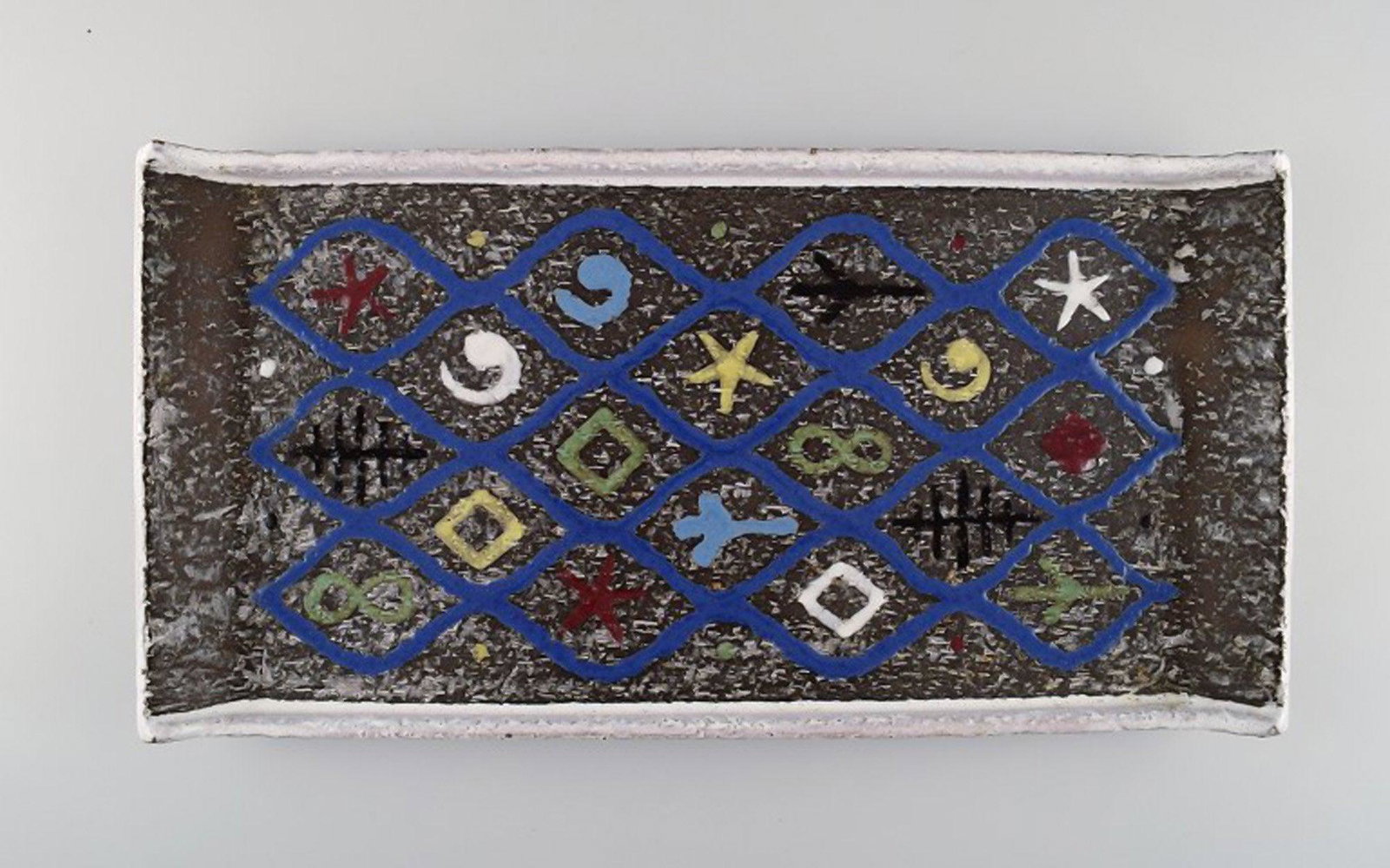 Ingrid Atterberg for Upsala-Ekeby. Serving tray in glazed stoneware. Mid-20th century.: Ingrid Atterberg for Upsala-Ekeby. Serving tray in glazed stoneware. Mid-20th century. Measures: 45 x 22.5 cm. In very good condition. Stamped. Reserve: $294.00 Shipping: Domestic: Shipping rates are