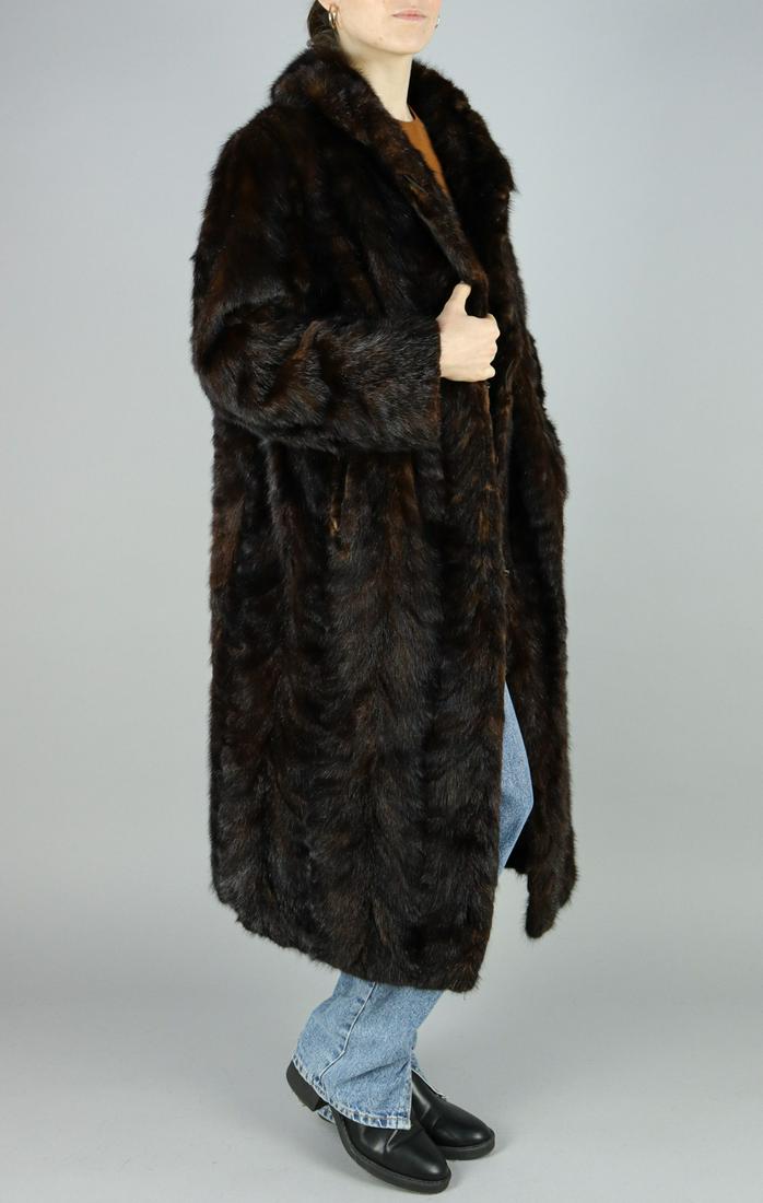 BROWN MINK FUR COAT - US 16 - EU L: Title: BROWN MINK FUR COAT - US 16 - EU L Size/Dimensions: Aproximate size- EU: L ; US: 16 : Important details: Length: 105cm/41.34in -Shoulders width:46cm/18.11in -Sleeve Length:60cm/23.62in -Bust si