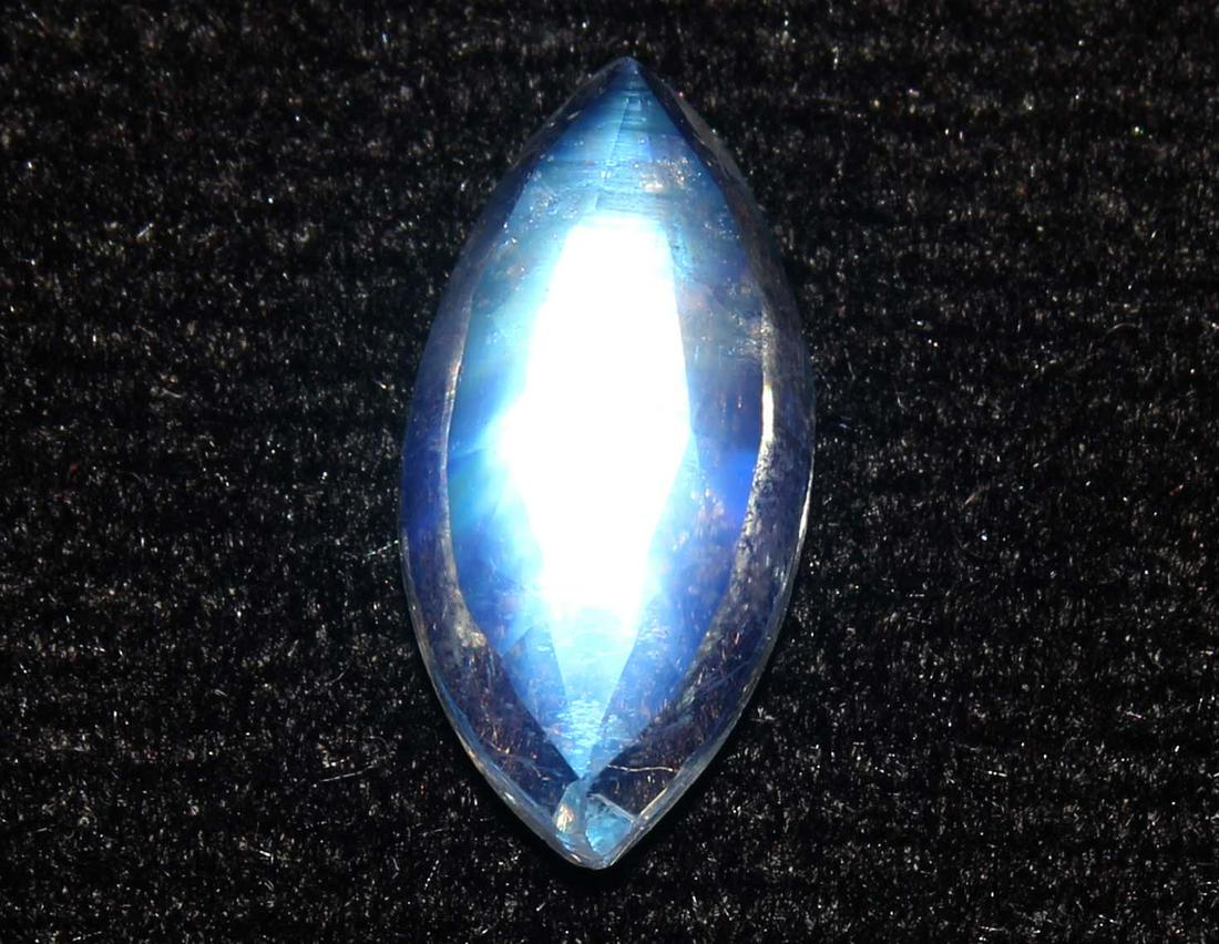 2.29 Cts Natural Rainbow Moonstone: No Reserve! Title: 2.29 Cts Natural Rainbow Moonstone Description: Gemstone : Natural Rainbow Moonstone Shape and cut : Marquise Cut Weight : 2.29 carats Measurements : 12x6 mm Color : Colorless Trans