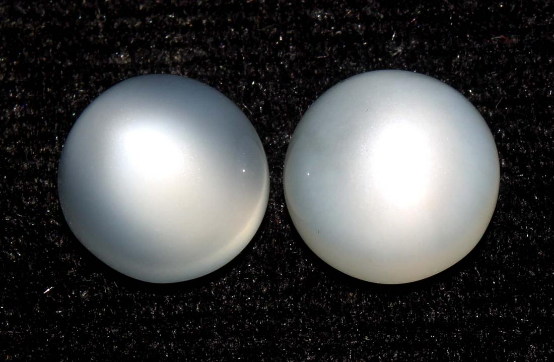 5.65 Cts Natural Moonstone Lot: No Reserve! Title: 5.65 Cts Natural Moonstone Lot Description: Gemstone : Natural Moonstone Shape : Round Cabochon Weight : 5.65 carats Measurements : 8.91-8.83x4.80 mm , 8.69-8.44x5.22 mm Color : Whi