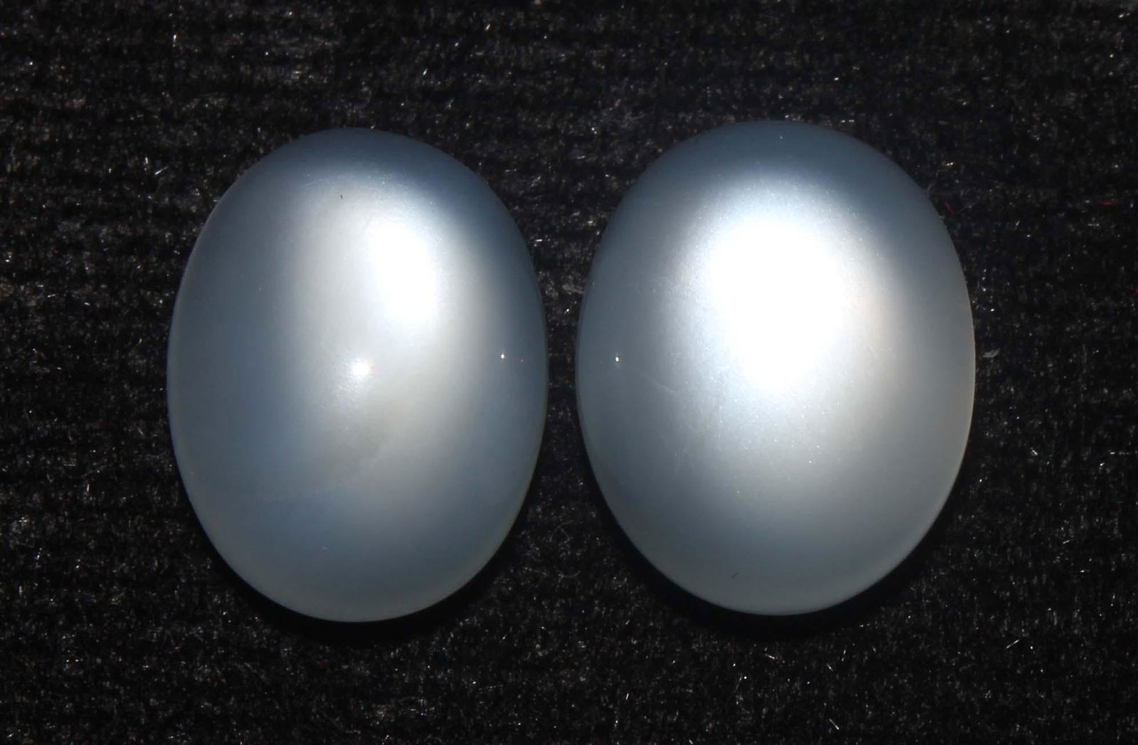 8.10 Cts Natural Moonstone Lot: No Reserve! Title: 8.10 Cts Natural Moonstone Lot Description: Gemstone : Natural Moonstone Shape : Oval Cabochon Weight : 8.10 carats Measurements : 11.21x9.02x5.20 mm , 11.32x8.60x5.13 mm Color : Wh