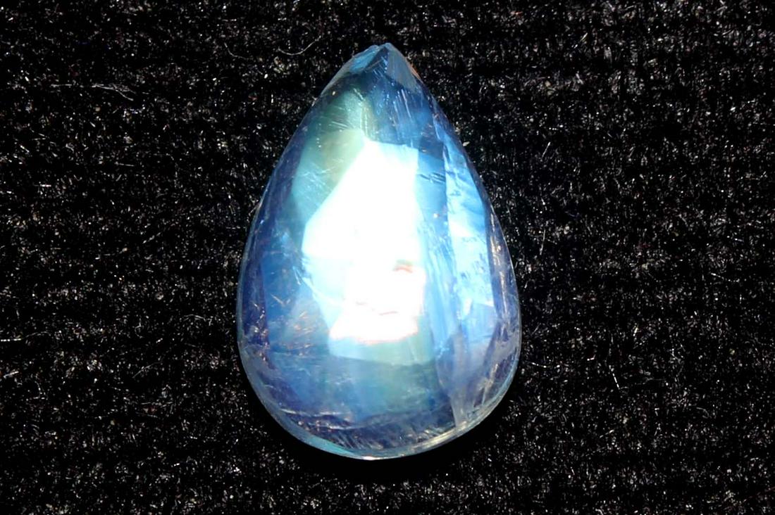1.42 Cts Natural Rainbow Moonstone: No Reserve! Title: 1.42 Cts Natural Rainbow Moonstone Description: Gemstone : Natural Rainbow Moonstone Shape and cut : Pear Cut Weight : 1.42 carats Measurements : 9x6 mm Color : Colourless Transpran
