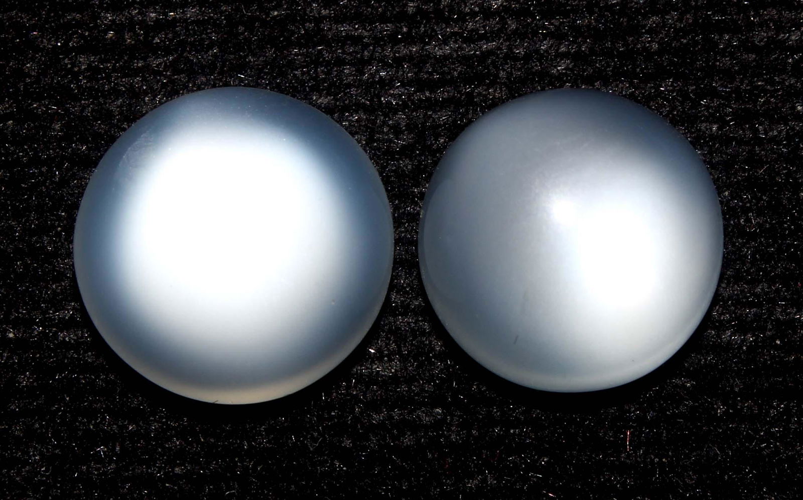 8.62 Cts Natural Moonstone Lot: No Reserve! Title: 8.62 Cts Natural Moonstone Lot Description: Gemstone : Natural Moonstone Shape : Round Cabochon Weight : 6.55 carats Measurements : 10.84-10.65x4.60 mm , 10.32-10.25x5.72 mm Color :