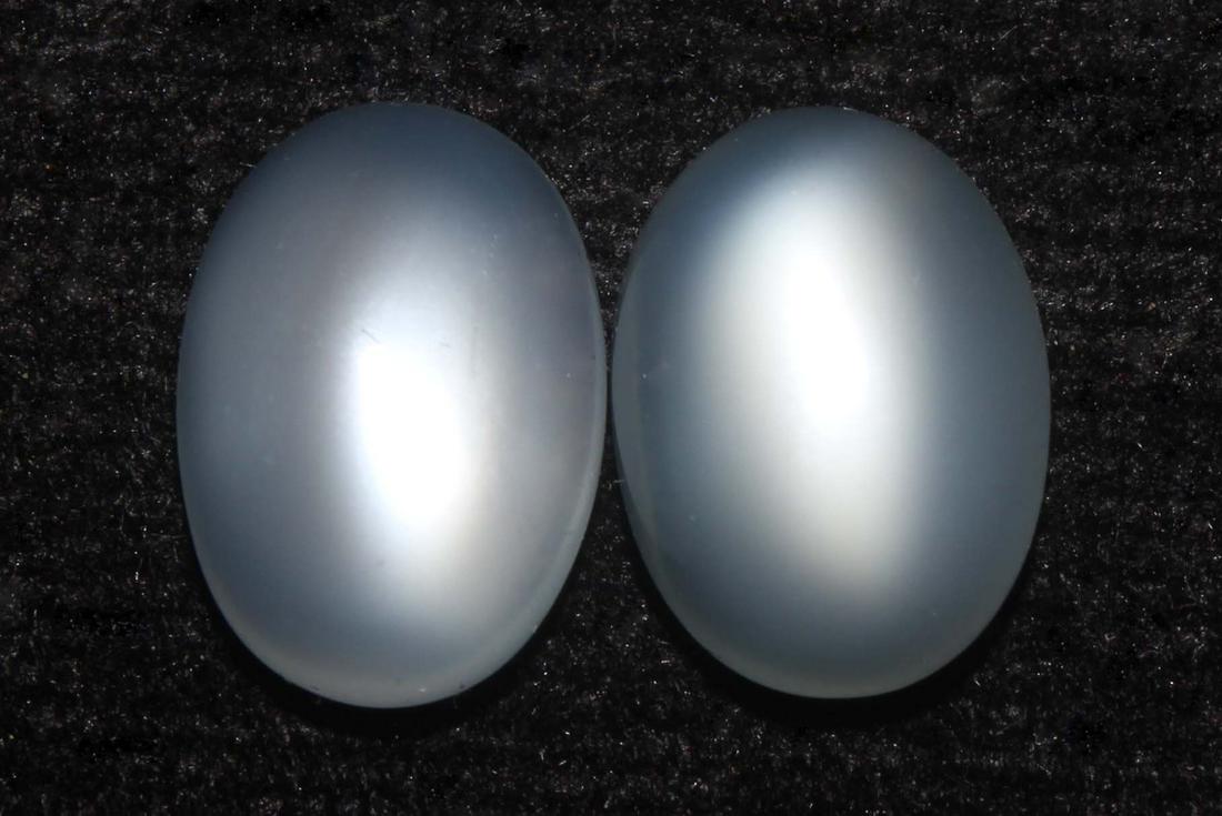 6.55 Cts Natural Moonstone Lot: No Reserve! Title: 6.55 Cts Natural Moonstone Lot Description: Gemstone : Natural Moonstone Shape : Oval Cabochon Weight : 6.55 carats Measurements : 11x8 mm Color : White Number Of Stone : 2 Transpar