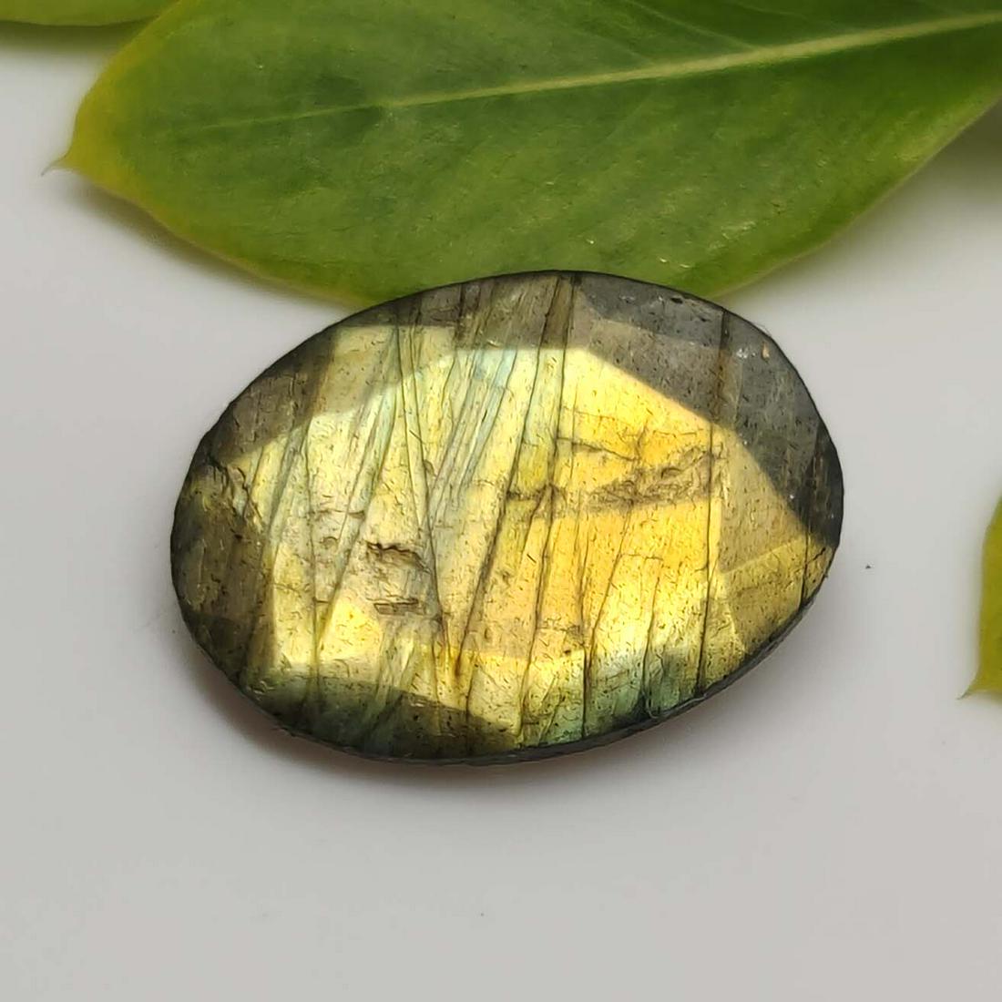 4 ct Natural Faceted Labradorite: No Reserve! Title: 4 ct Natural Faceted Labradorite Additional Information: Gemstones: Labradorite Carat Weights: 4 ct Size/Dimensions: 14 X 10 mm Origin : Labrador Materials & Techniques: Labradorite