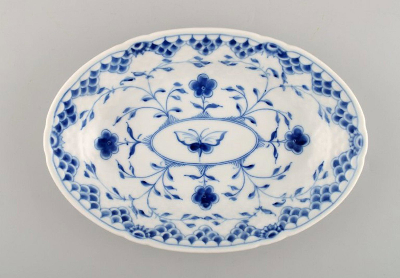Bing & Grondahl / B&G, "Butterfly". Oval dish in hand painted porcelain.: Bing & Grondahl / B&G, "Butterfly". Oval dish in hand painted porcelain. Model Number: 318. Measures: 24.5 x 17.5 cm. In perfect condition. Stamped. 2nd factory quality. Reserve: $59.50 Shipping: Dome