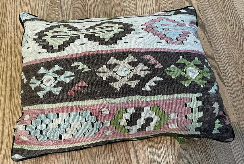 Vintage Pillow 2'0'' X 1'6'' (1 of 3)
