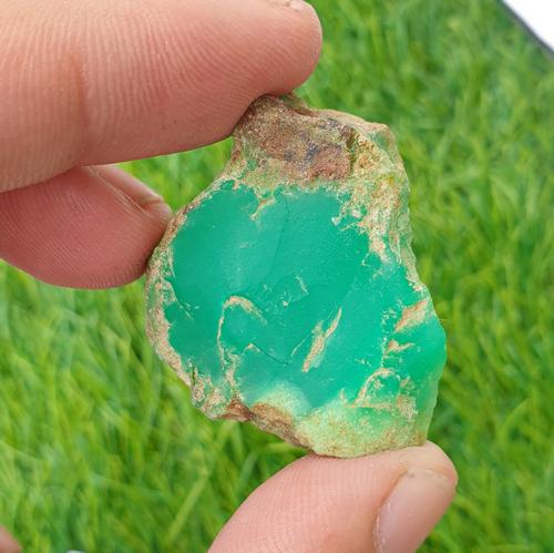 Natural & Unheated~ Green Chrysoprase Rough: Title: Natural & Unheated~ Green Chrysoprase Rough Color/Clarity: Green Gemstone Type: Rough Carat Weights: 79.60 CTs Size/Dimensions: 33x31x12 mm Reserve: $15.00 Shipping: Domestic: Flat-rate of $12.