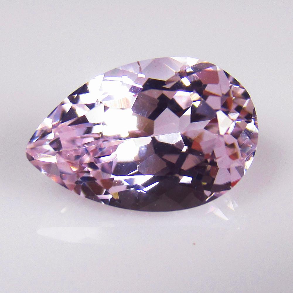 Natural Pink Kunzite - 3.60 Ct: No Reserve! Title: Natural Pink Kunzite - 3.60 Ct Origin: Afghanistan Weight: 3.6 Size/Dimensions: 12.0 x 8.5 x 6.5 mm Additional Information: Pieces : 1 No's / Shape : Pear Cut / Color : Pink / Clari