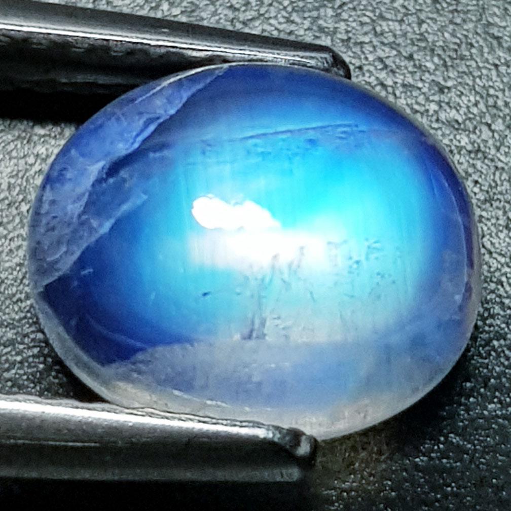 3.06 ctz " Lovely Collection" Natural Royal Blue Moonstone: No Reserve! Title: 3.06 ctz " Lovely Collection" Natural Royal Blue Moonstone Color/Clarity: Royal Blue / Transparant Gemstones: Moonstone Carat Weight: 3.06 Size/Dimensions: 9.80 x 8.00 x 4.90 Additi