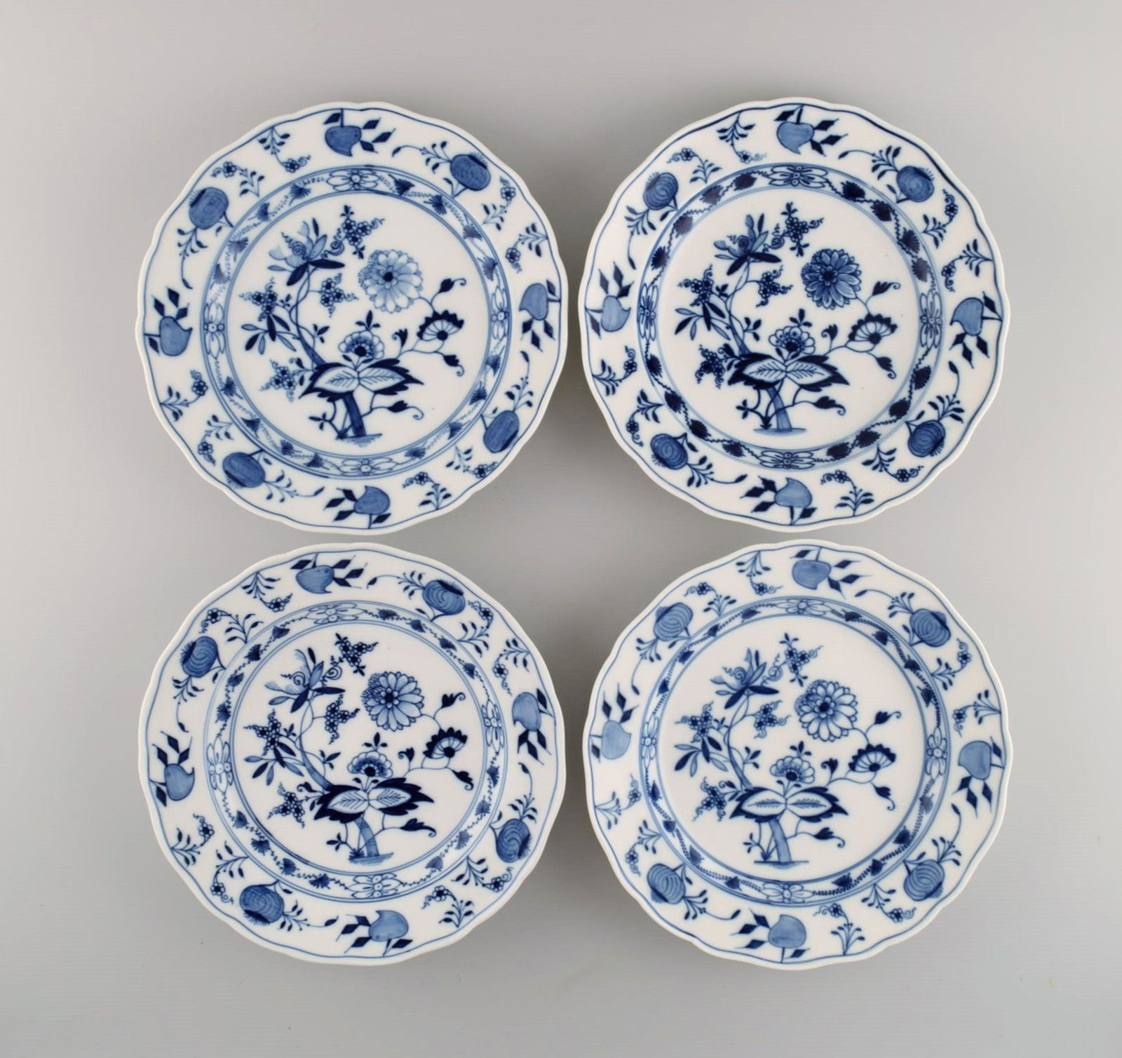Four antique Meissen Blue Onion dinner plates in hand-painted porcelain. Approx. 1900. (1 of 4)