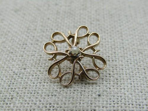 Vintage 10kt Pearl Scrolled Brooch, 3/4, Signed R, 1930's-1940's: Vintage 10kt Pearl Scrolled Brooch, 3/4, Signed R, 1930's-1940's. Weight is appx. 1.46 gr. Pearl is appx. 2mm seed pearl. Scrolled design, slightly domed. Signed with a lowercase r. Marked 10kt and te
