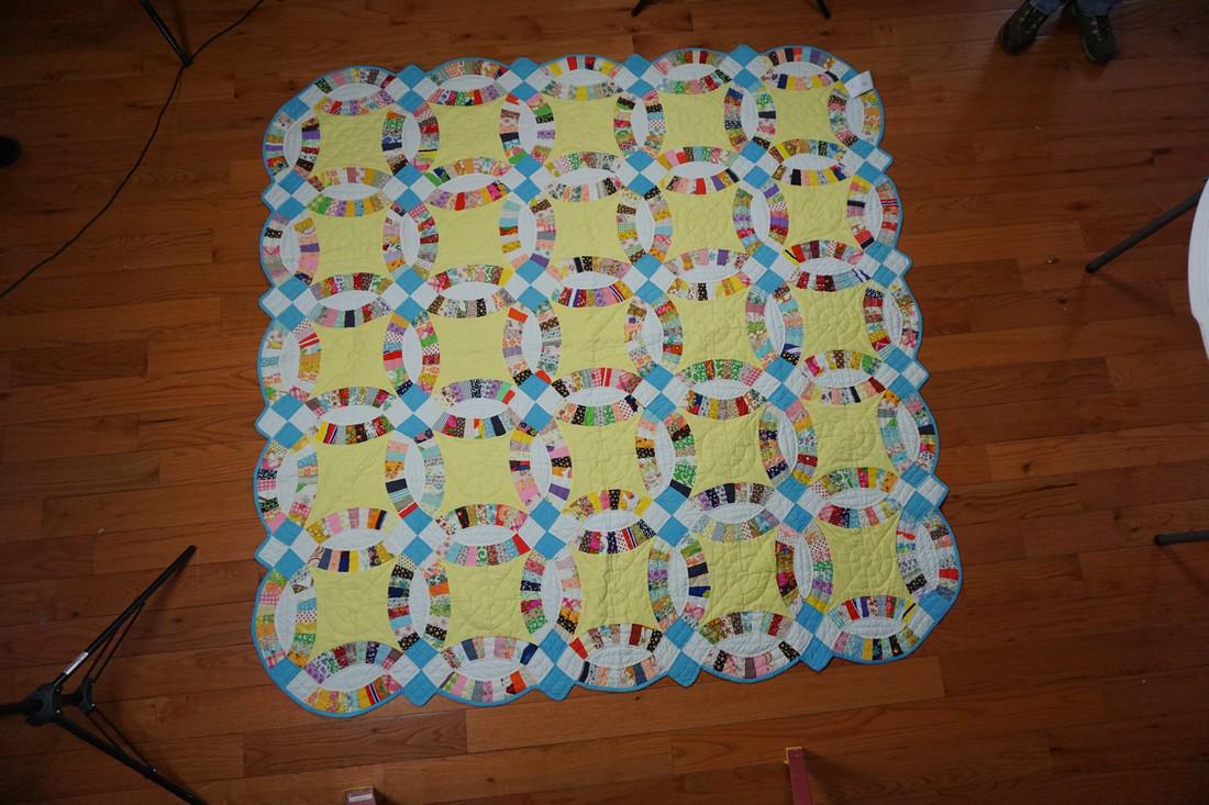 Double Wedding Ring Quilt (1 of 2)