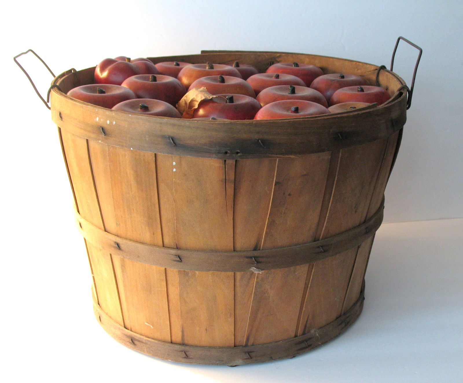 Vintage country store apple basket prop. (1 of 4)