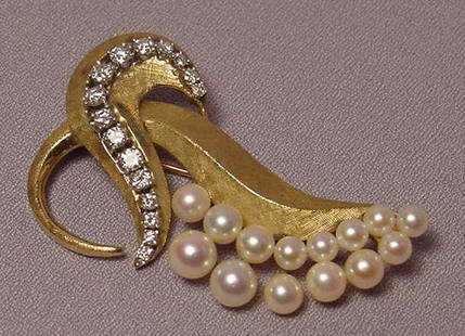 Vintage 16 Diamond 14 Pearl 14K Brooch: Title: Vintage 16 Diamond 14 Pearl 14K Brooch Additional Information: Vintage 16 diamond 14 pearl 14K gold brooch. The 16 diamonds are very white, bright, clean and fiery. They average HI color and