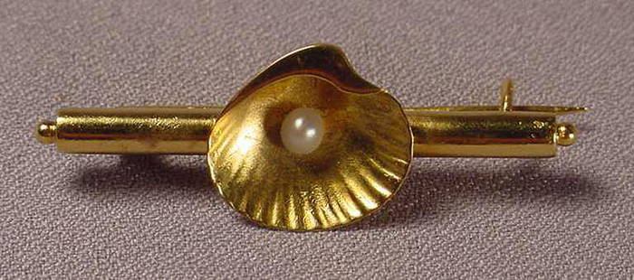 Antique Art Deco 18k Shell and Pearl Design Brooch: Title: Antique Art Deco 18k Shell and Pearl Design Brooch Additional Information: Beautiful antique 18k gold shell and pearl design brooch. It measures 38.5mm wide by 13.5mm high. Weight 1 gram.
