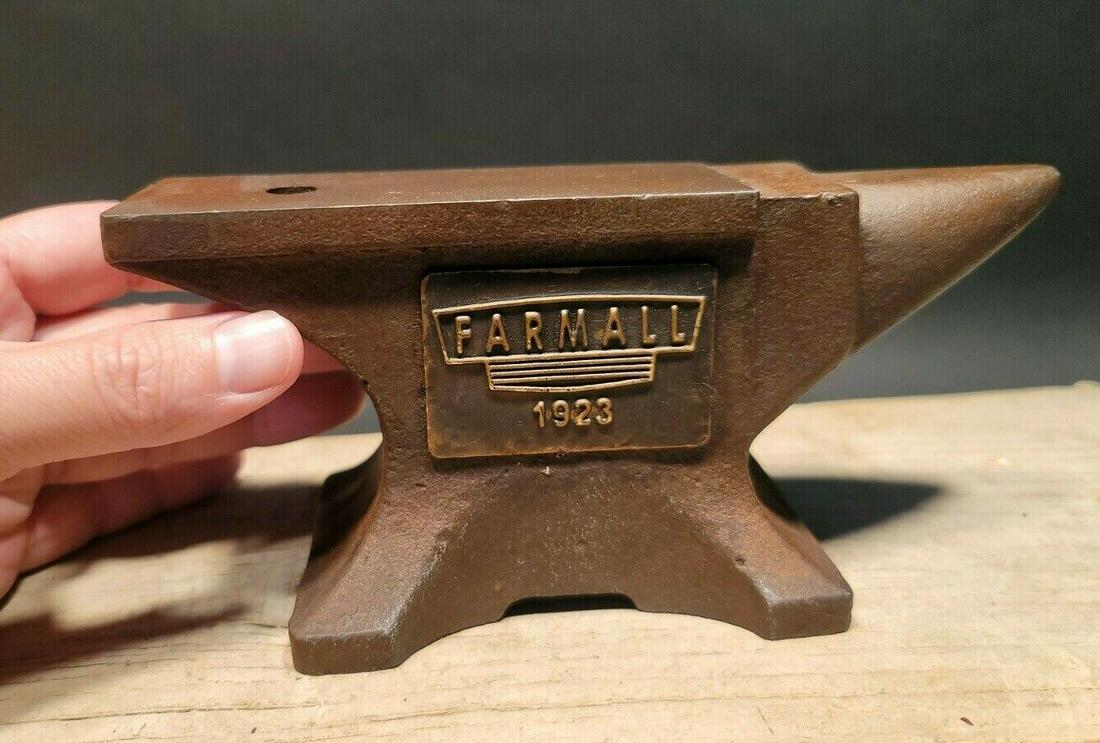 Cast Iron Farmall 1923 Small Anvil (1 of 12)