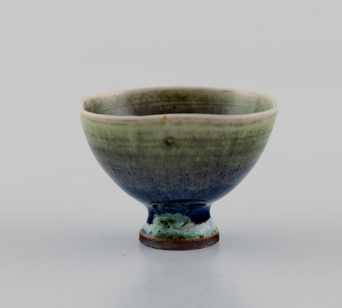 Berndt Friberg (1899-1981) for Gustavsberg Studiohand. Miniature bowl in glazed ceramics. Beautiful: Berndt Friberg (1899-1981) for Gustavsberg Studiohand. Miniature bowl in glazed ceramics. Beautiful glaze in shades of blue-green. 1960s. Measures: 4.4 x 3.2 cm. In excellent condition. Signed. Reserv