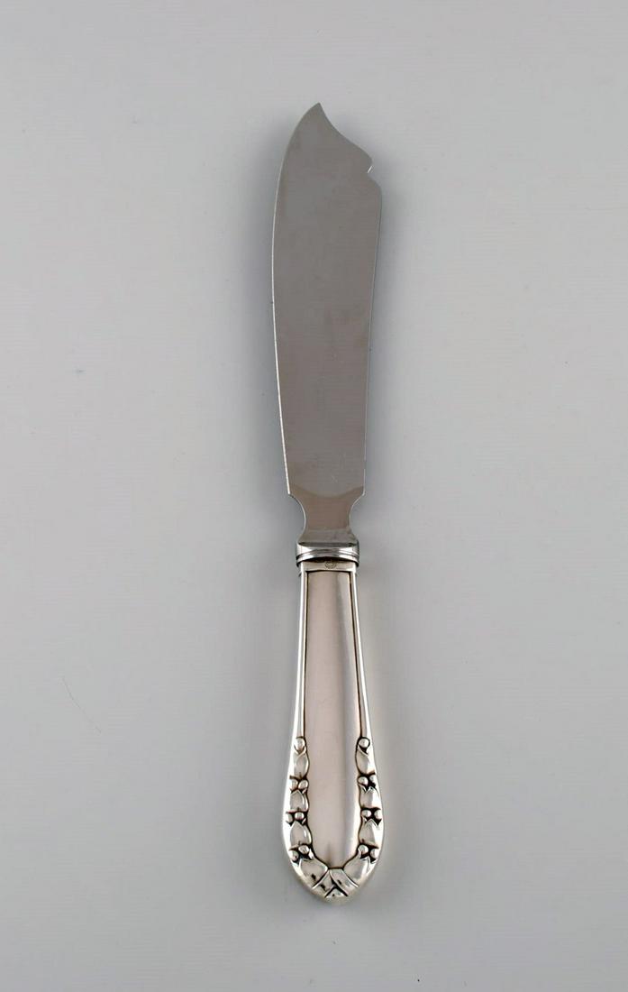 Georg Jensen Lily of the valley cake knife in sterling silver and stainless steel.: Title: Georg Jensen Lily of the valley cake knife in sterling silver and stainless steel. Description: Georg Jensen Lily of the valley cake knife in sterling silver and stainless steel. Length: 26 cm.