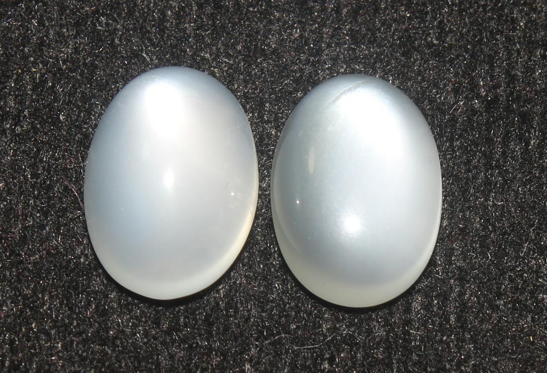 5.73 Cts Natural Moonstone Lot: No Reserve! Gemstone : Natural Moonstone Shape : Oval Cabochon Weight : 5.73 carats Measurements : 10.98x7.65x3.95 mm , 10.84x7.78x5.12 mm Color : White Number Of Stone : 2 Transparency : Opaque Treat