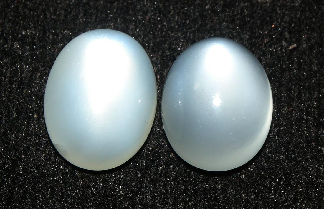 7.54 Cts Natural Moonstone Lot: No Reserve! Gemstone : Natural Moonstone Shape : Oval Cabochon Weight : 7.54 carats Measurements : 11.50x8.80x5.48, mm , 11.05x8.74x5.26 mm Color : White Number Of Stone : 2 Transparency : Opaque Trea