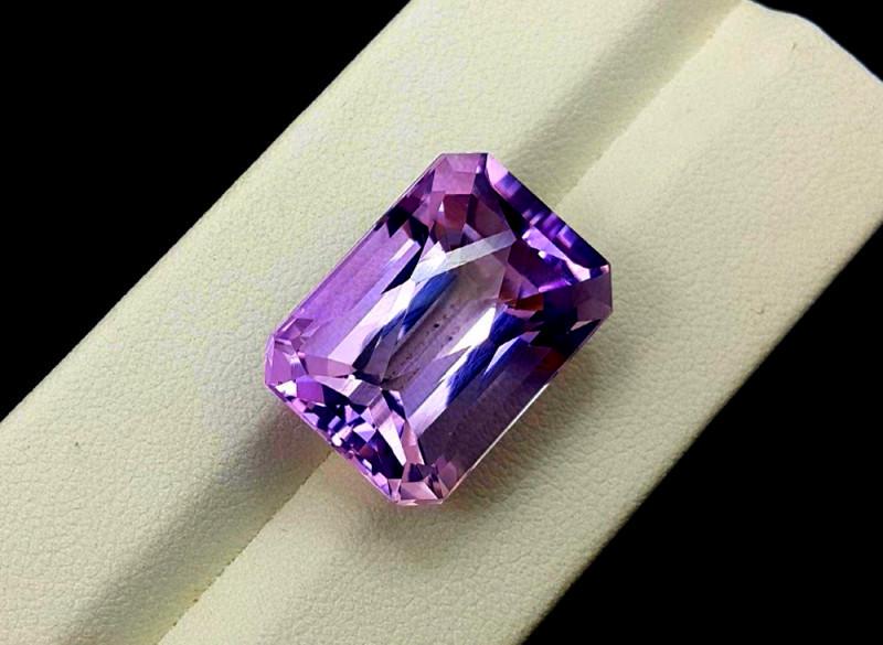 Amethyst, 22.20 Cts Natural Top Color & Cut Amethyst Gemstones: Dimensions (mm) 20 x 14 x 12mm Weight (carats) 22.2 carats Colors Type Faceted Treatment No Treatment Treatment : Natural Reserve: $130.00 Shipping: