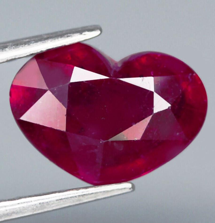 3,31 cts Natural Blood Red Ruby Heart Cut (1 of 3)