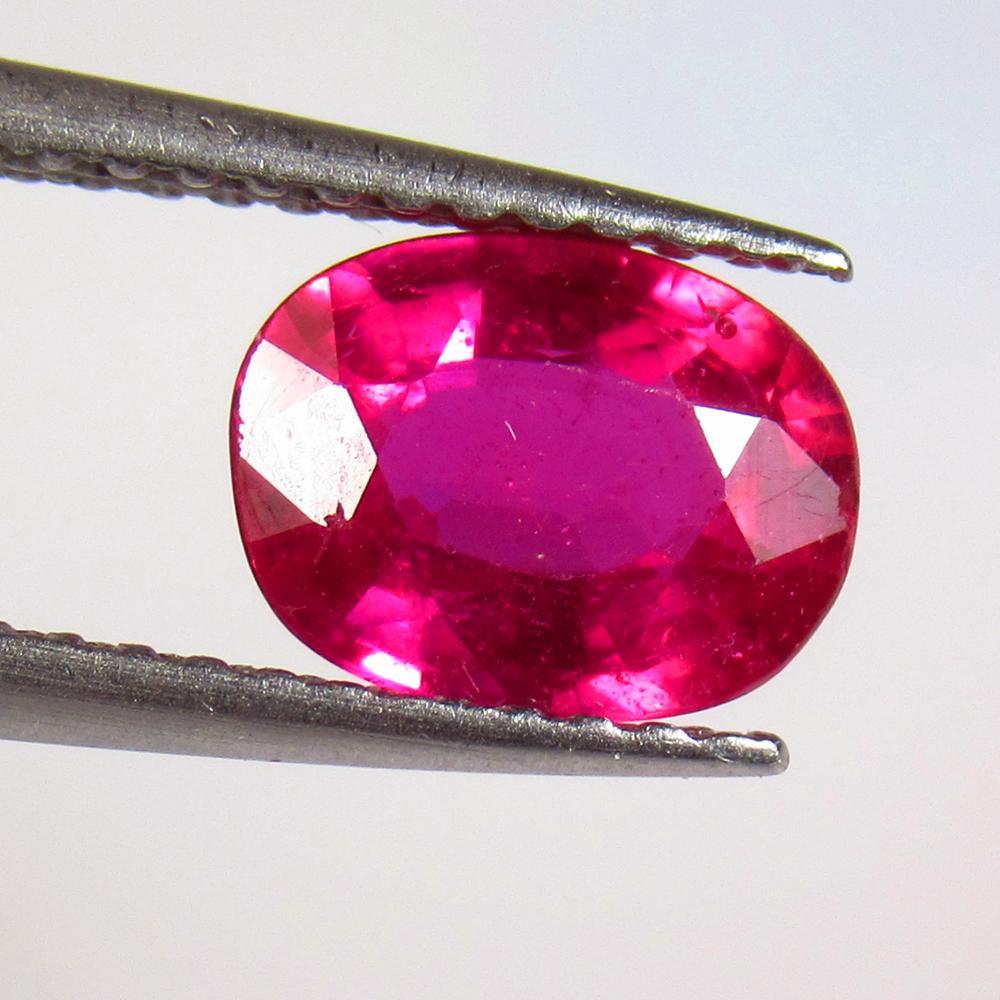 1.50 Ctw Natural Mozambique Pinkish Red Ruby Oval Cut (1 of 2)