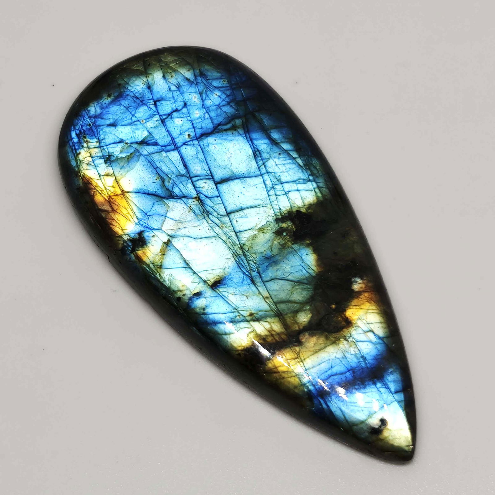 160 ct Natural Labradorite: No Reserve! Title: 160 ct Natural Labradorite Additional Information: Gemstones: Labradorite Carat Weights: 160 ct Size/Dimensions: 68 x 33 x 9 mm Origin : India Materials & Techniques: Labradorite,St