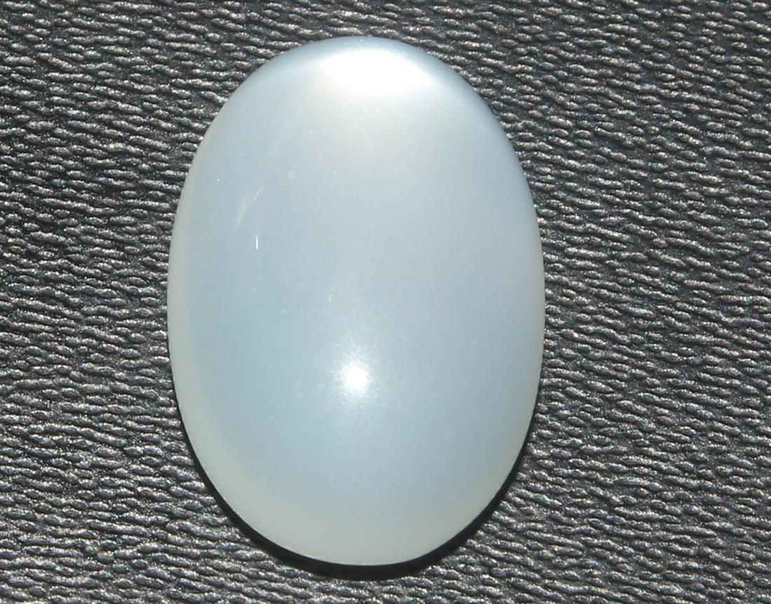 4.13 Cts Natural Moonstone Lot: No Reserve! Title: 4.13 Cts Natural Moonstone Lot Additional Information: Gemstone : Natural Moonstone Shape : Oval Cabochon Weight : 4.13 carats Measurements : 13.43x8.98x4.57 mm Color : White Transp