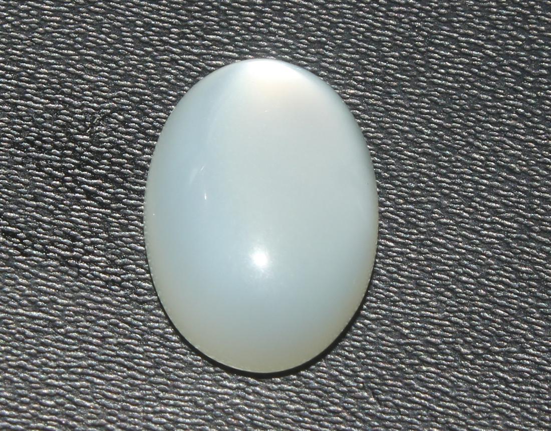5.17 Cts Natural Moonstone Lot: No Reserve! Title: 5.17 Cts Natural Moonstone Lot Additional Information: Gemstone : Natural Moonstone Shape : Oval Cabochon Weight : 5.17 carats Measurements : 13.42x9.49x5.21 mm Color : White Transp