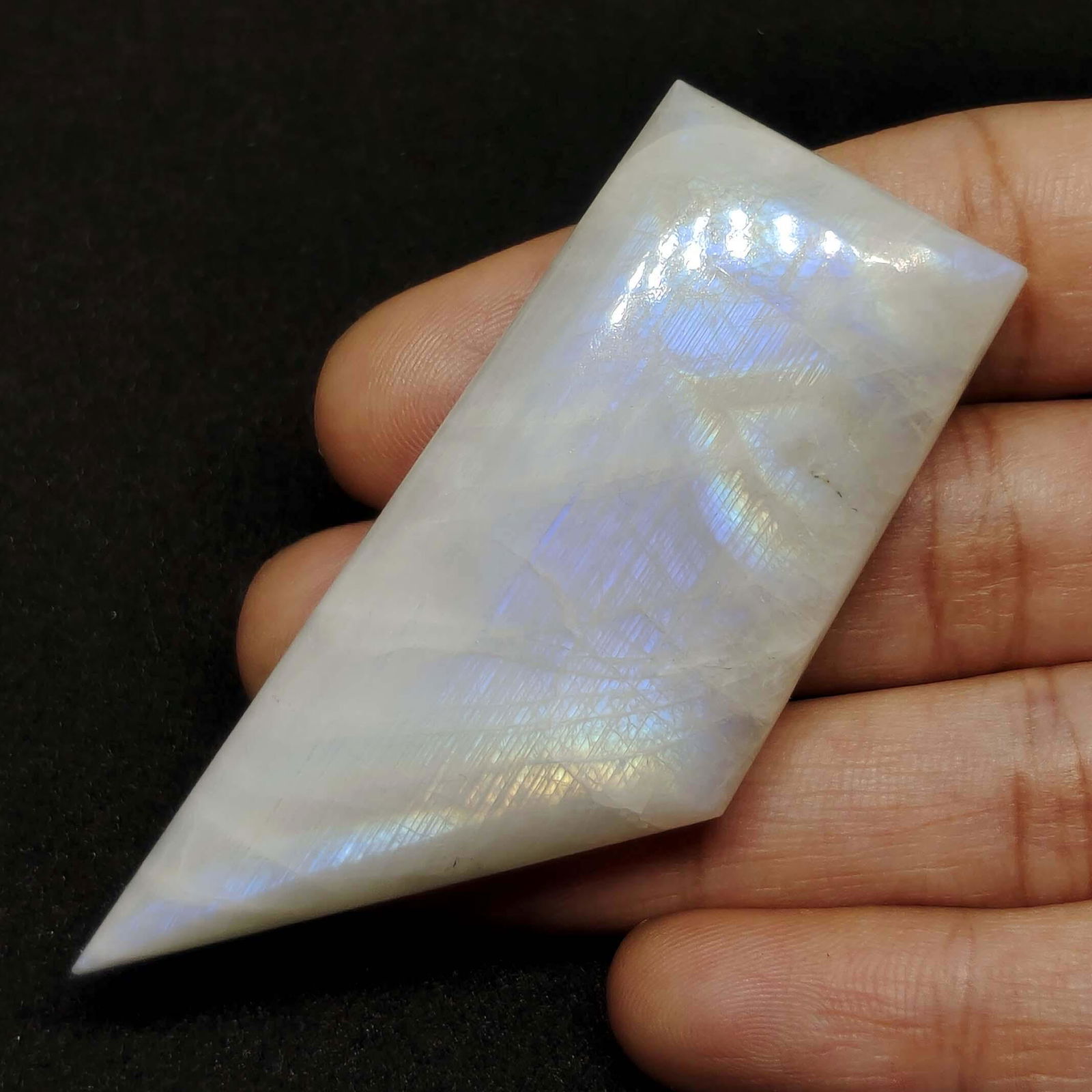 124.50 ct Natural White Rainbow Moonstone: No Reserve! Title: 124.50 ct Natural White Rainbow Moonstone Additional Information: Gemstones: Rainbow Moonstone Carat Weights: 124.50 ct Size/Dimensions:60 X 25 X 10 mm Origin : India Materials & Te