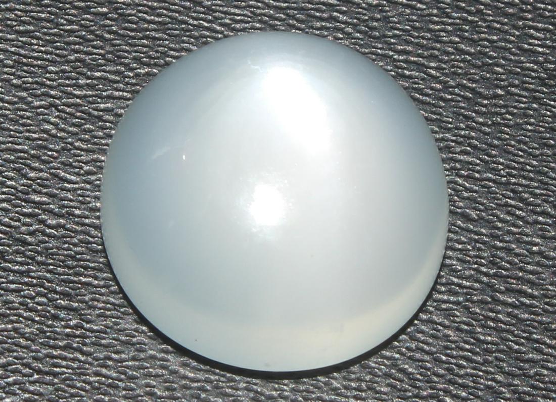 5.80 Cts Natural Moonstone Lot: No Reserve! Title: 5.80 Cts Natural Moonstone Lot Additional Information: Gemstone : Natural Moonstone Shape : Round Cabochon Weight : 5.80 carats Measurements : 12x12 mm (Calibirated) Color : White T